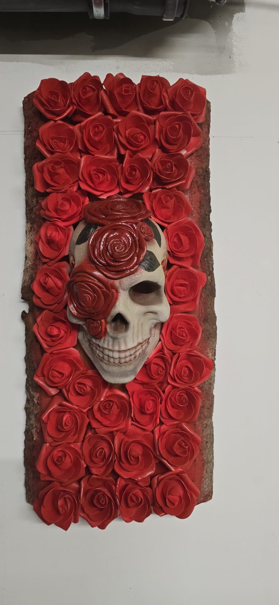 Kunstobjekt: „La Rosa Muerte“ – Schädel-Rosen-Wandkunst
